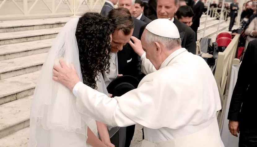 Bergoglio: "La famiglia fondata sul matrimonio tra uomo e donna è essenziale" | Rec News dir. Zaira Bartucca