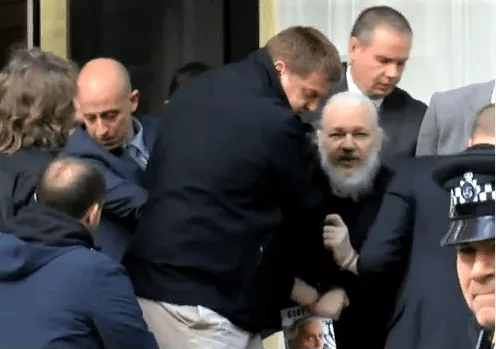 Con Assange si arresta la libertà di espressione | Rec News dir. Zaira Bartucca