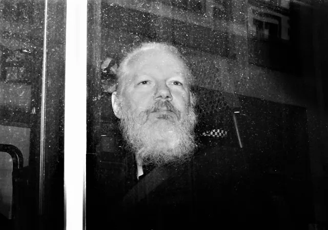 Vogliono spezzare Assange. Sconta il carcere, ma non è stato mai condannato | Rec News dir. Zaira Bartucca