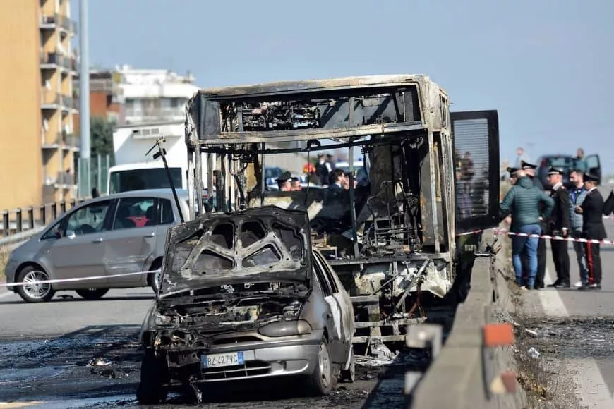 Tragedia scampata del bus: qui c'è chi ha giustificato, all'estero si indignano | Rec News dir. Zaira Bartucca