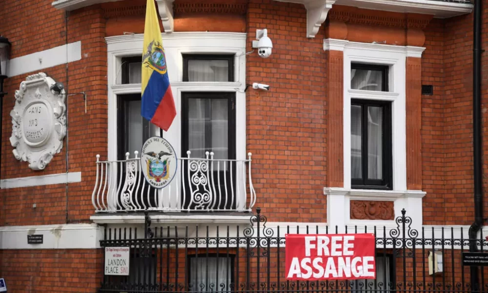 Moreno firma il decreto "anti-Assange" e consegna i suoi beni agli Usa | Rec News dir. Zaira Bartucca