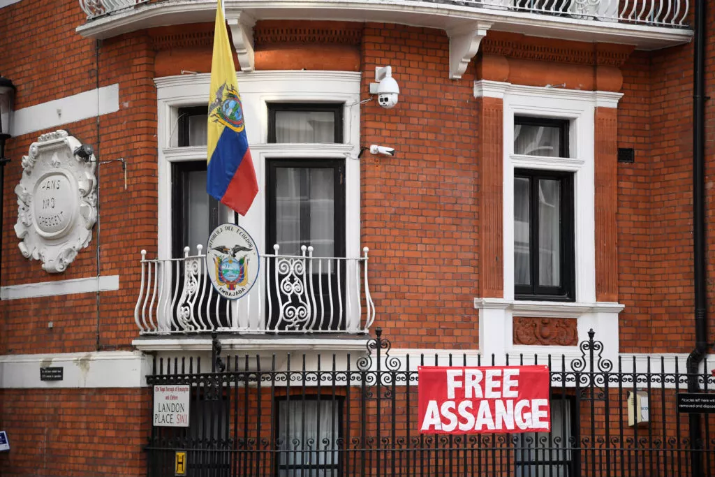 Moreno firma il decreto "anti-Assange" e consegna i suoi beni agli Usa | Rec News dir. Zaira Bartucca