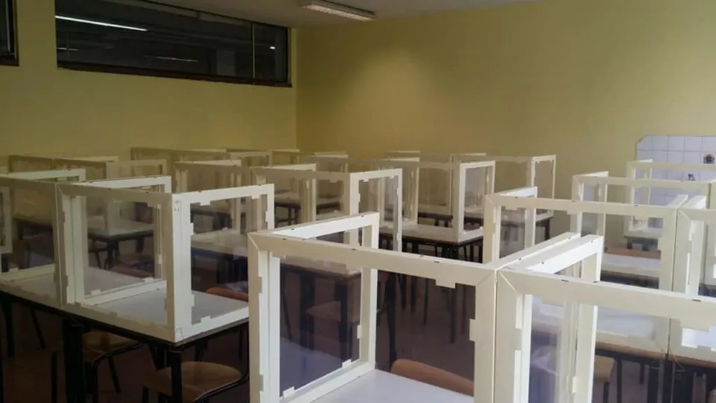 Plexiglass a scuola? Classi trasformate in carceri, banchi trasformati in celle | Rec News dir. Zaira Bartucca