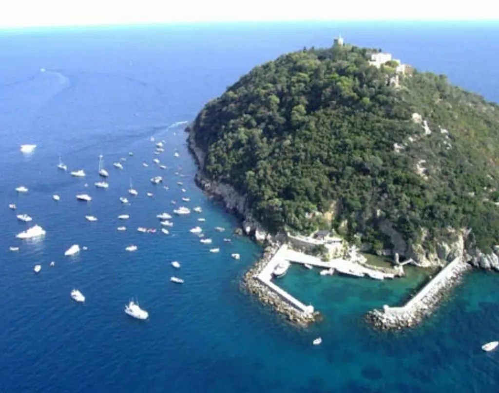 Discount Italia, l’isola di Gallinara svenduta a un magnate straniero | Rec News dir. Zaira Bartucca