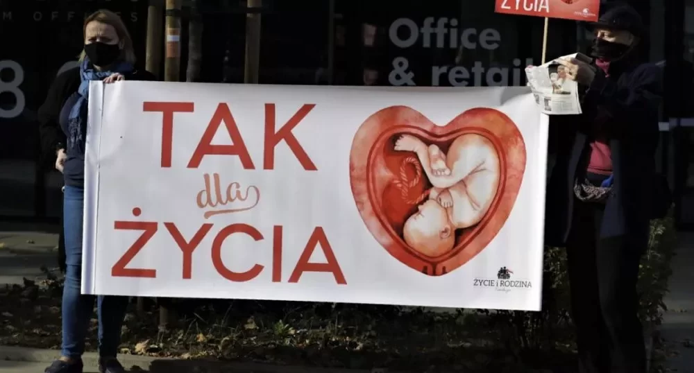 Aborto, calcio della Polonia all'eugenetica: "Stanno solo tutelando il diritto alla vita" | Rec News dir. Zaira Bartucca