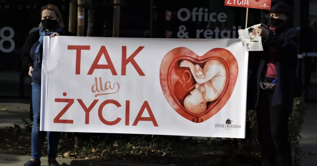 Aborto, calcio della Polonia all'eugenetica: "Stanno solo tutelando il diritto alla vita" | Rec News dir. Zaira Bartucca