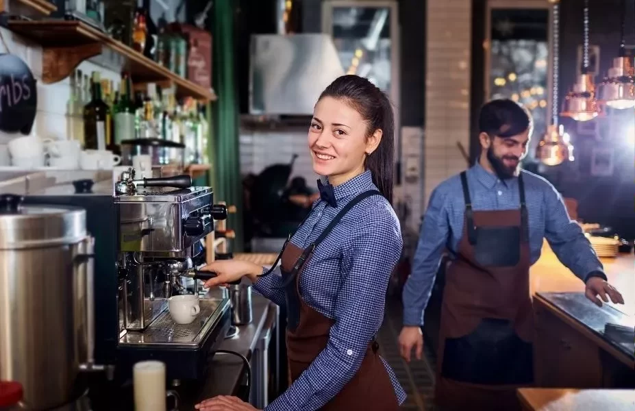 Barman, camerieri, hostess, lavoratori dello spettacolo. Un portale ora li aiuta a trovare lavoro | Rec News, direttore Zaira Bartucca