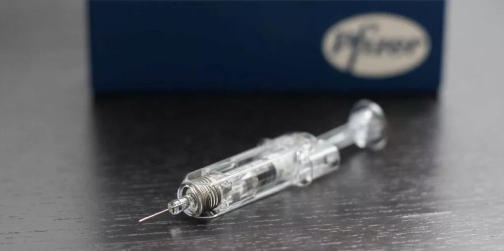 Scienziato (Johns Hopkins Medicine): "Il vaccino Pfizer ha causato la morte di un medico, ci sono evidenze" | Rec News, direttore Zaira Bartucca