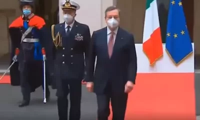 Draghi ignora la bandiera nel corso del cerimoniale (video)