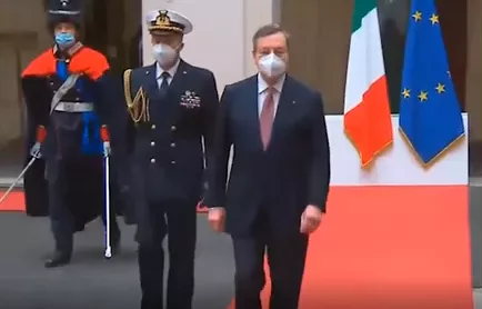 Draghi ignora la bandiera nel corso del cerimoniale (video)