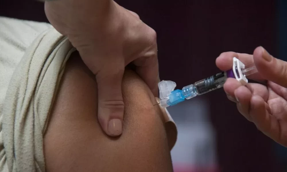 La provocazione di un movimento ai politici: "Vaccinatevi in diretta o dimettetevi" | Rec News direttore Zaira Bartucca