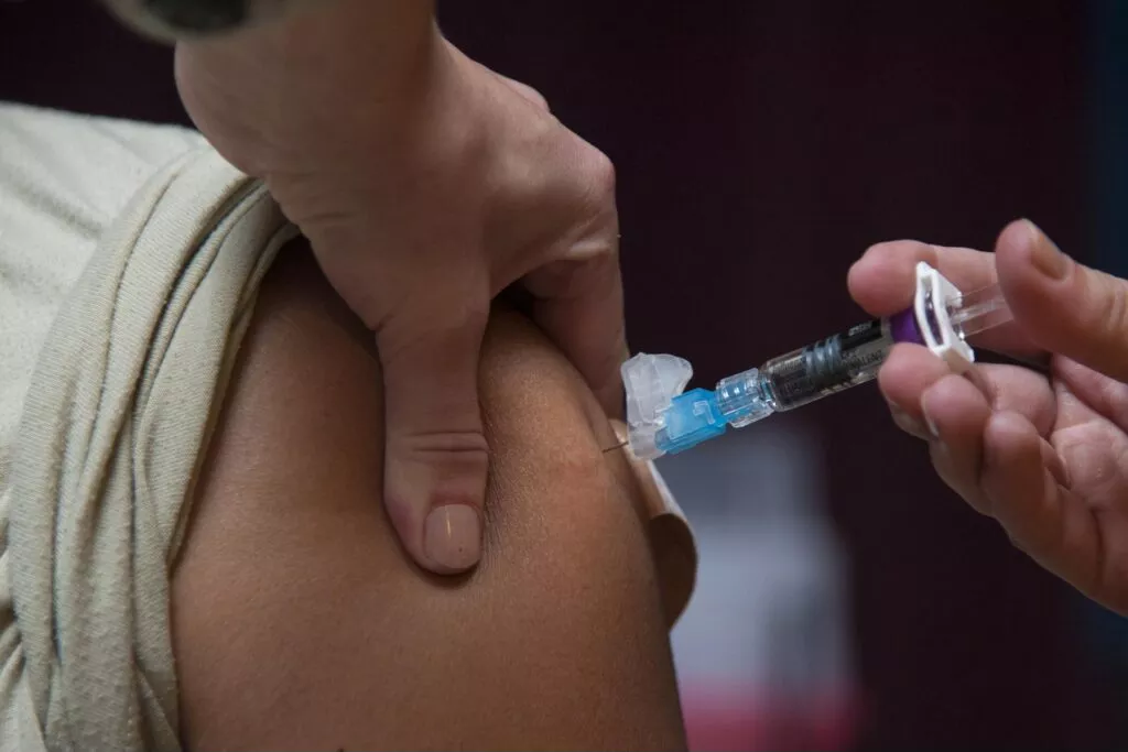 La provocazione di un movimento ai politici: "Vaccinatevi in diretta o dimettetevi" | Rec News direttore Zaira Bartucca