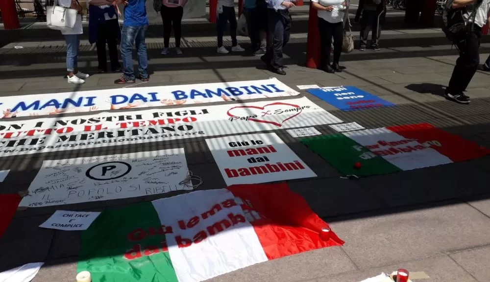 A Milano manifestazione contro le "Bibbiano" ancora sommerse | Rec News dir. Zaira Bartucca