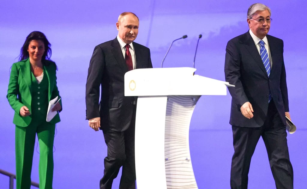 Un momento del Forum di San Pietroburgo, dove è intervenuto il presidente della Federazion russa Vladimir Putin | Rec News dir. Zaira Bartucca