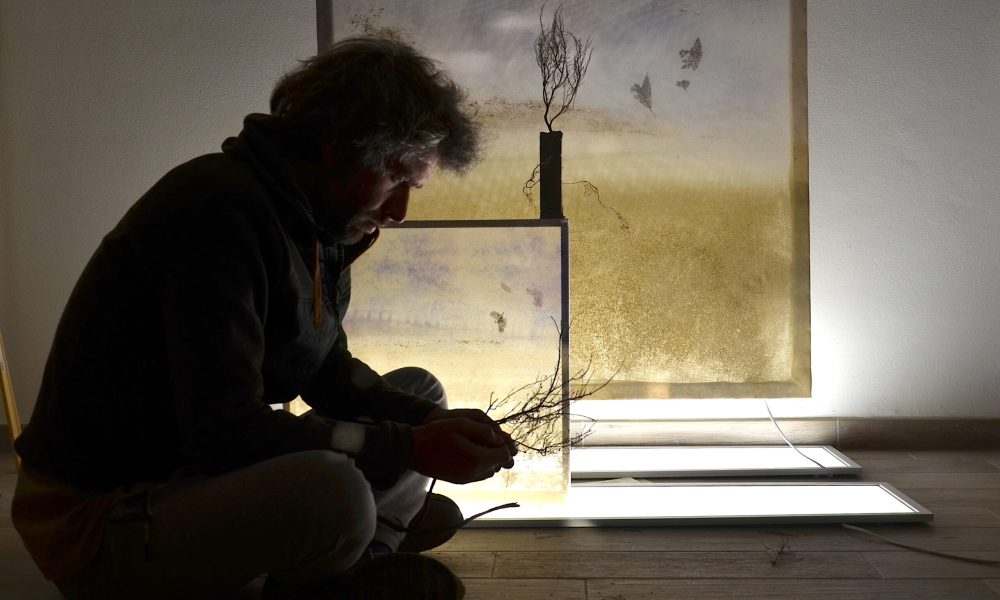 Infrangere lo spazio pittorico e "innestare" le opere. A Udine il dialogo di Ghezzi con la natura | Rec News dir. Zaira Bartucca