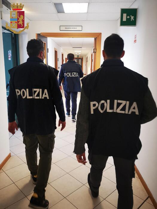 Molestie a scuola, arrestato un docente di Caltanissetta