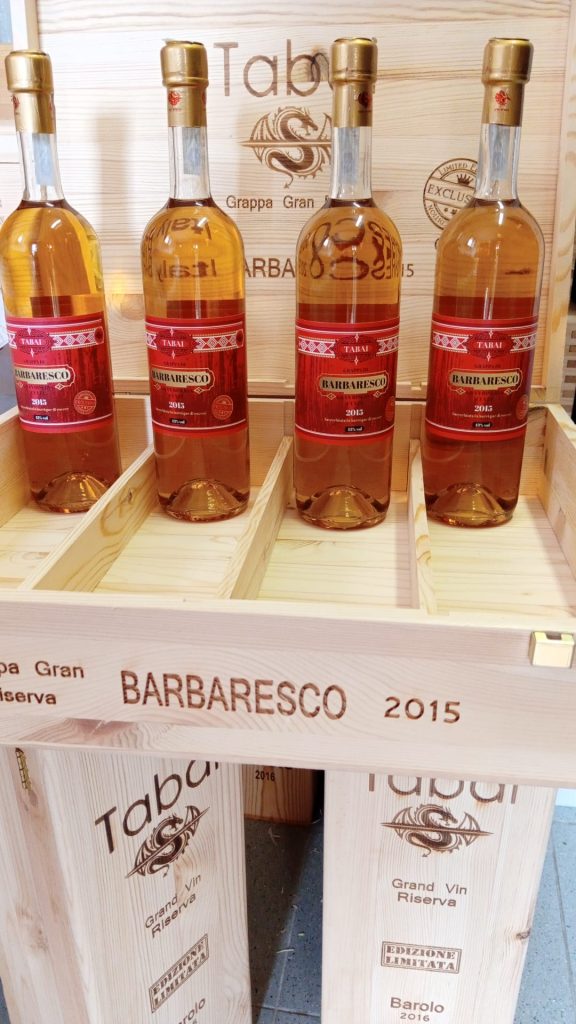 La storia dell'elisir di longevità preferito dalla Regina Elisabetta - nell'immagine Grappa Tabai Barbaresco
