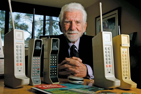 Il cellulare compie 40 anni. Chi inventò il "mattone" e cosa poteva fare | Rec News dir. Zaira Bartucca