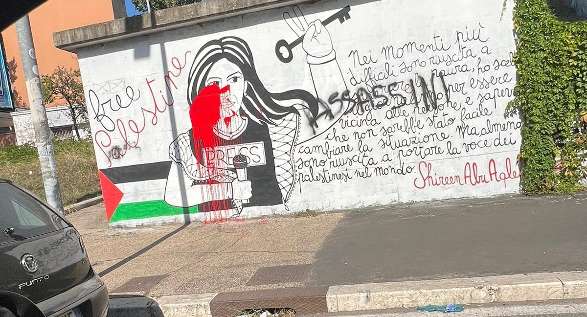 Guerra in Medio Oriente, vandalizzato il murales dedicato alla giornalista Shireen Abu Akleh uccisa a Jenin | Rec News dir. Zaira Bartucca